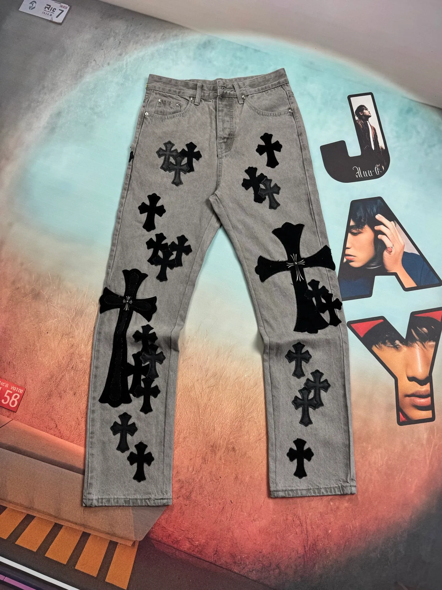 🅿️320 🔘Style No.-KL106 🔘Cro Heart𝐂𝐡𝐫𝐨𝐦𝐞 𝐇𝐞𝐚𝐫𝐭 SexRecords Series Metallic Cross London Limited Gray Ox King Jeans* [Same Style as Pan Weibo] The blockbuster in the fashion world is here! Chrome hearts and SexRecords co-branded the metal-veneer cross-fried snowflake gray London Bull King limited edition jeans. They are definitely top-notch products in the fashion industry. Fashionistas should not miss them! These pants perfectly recreate the vintage feel. The special cowhide produced in Italy is carefully printed and cut accurately by craftsmen. It is then matched with customized sheepskin and is carefully pasted with three layers of thick lines. The overall splicing process is unique, combined with heavy washing and dyeing, and every detail exudes unparalleled design charm. It adopts three-dimensional cutting and has a loose and comfortable fit. It can be easily controlled by any figure and has a great effect of making you taller and slimmer. Carefully crafted by a major manufacturer and following the strict quality control standards of the original factory, the quality is impeccable. Wearing it will instantly transform you into the focus of street fashion.  Size: S M L XL XXL (28.30.32.34.36) Color: Black Gray